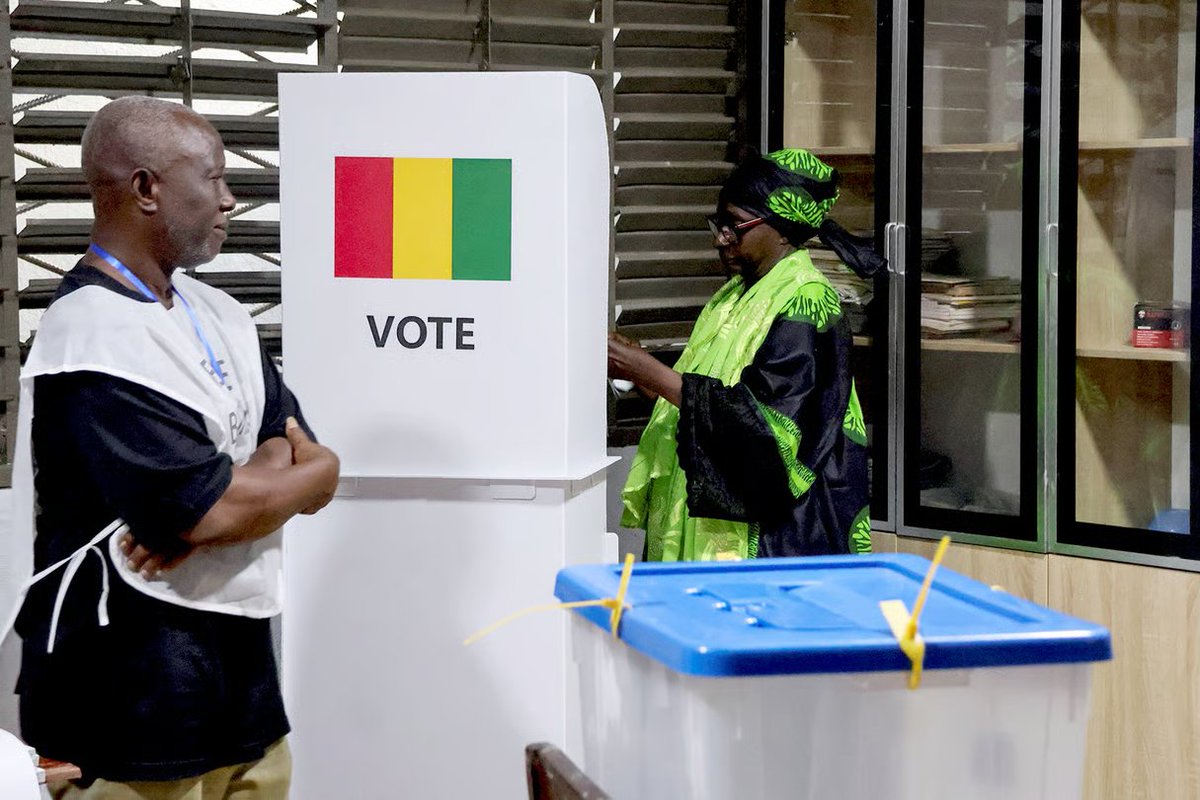 ConakryChr's tweet image. En Guinée 🇬🇳, les partisans de Mamadi Doumbouya contournent l’interdiction de candidature en se positionnant pour les élections du 31 mai.
Une stratégie qui pourrait renforcer le contrôle du pouvoir sur les institutions ⚖️🗳️
#Guinee #Elections #Politique #Afrique #Conakry