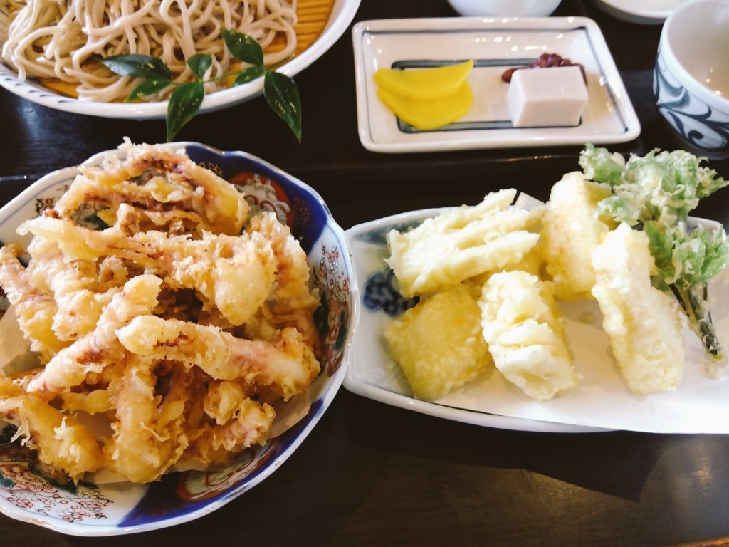 ziongu's tweet photo. 山形　きふねで寒晒し蕎麦＆ゲソ天＆タケノコ天。
蕎麦うまい！タケノコシャキシャキ！ゲソ天カリカリ！ https://t.co/Dc2JVqWIyV