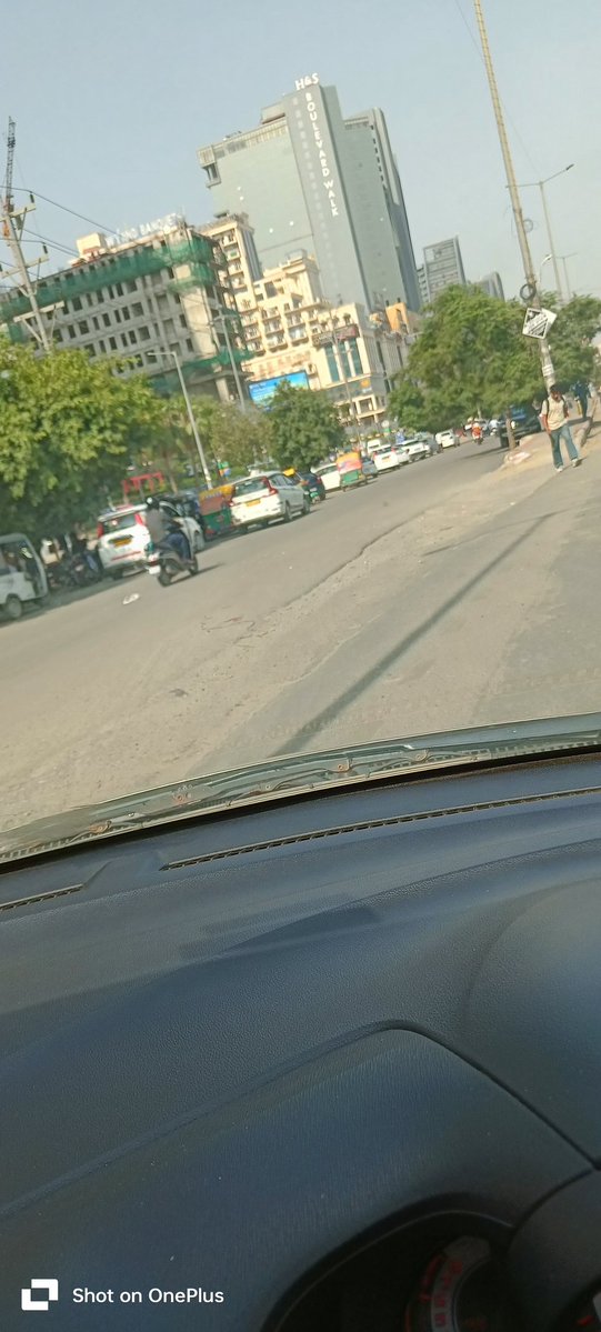 गौर चौक से एक मूर्ति की तरफ बढ़ते हुए, गौर मॉल के ठीक सामने मुख्य सड़क से सर्विस लेन में जाते हुए ये ऊबड़ खाबड़ पैच आता है, क्या यहां समतल सड़क देना इतना मुश्किल है, आसानी से लोग सर्विस लेन में जा सकें <a href="/OfficialGNIDA/">Greater Noida Industrial Development Authority</a> अधूरे कामों से जनता परेशान है <a href="/myogiadityanath/">Yogi Adityanath</a> <a href="/GreaterNoidaW/">Greater Noida West</a>