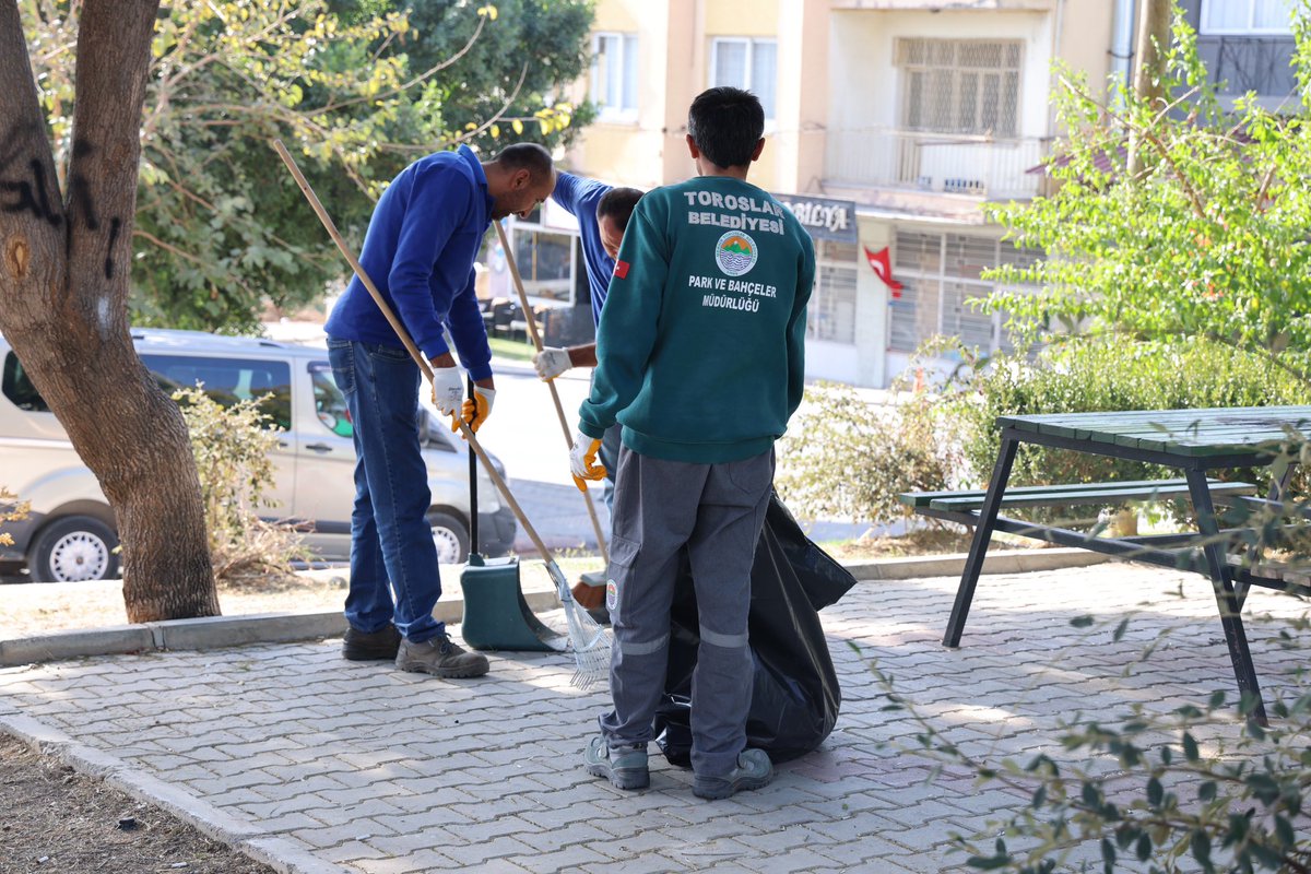 Toroslarbld's tweet photo. İlçemizin nefes alanları olan park ve yeşil alanlarımızı yaza hazırlıyoruz. Daha yeşil, daha sağlıklı ve daha keyifli alanlar için bakım çalışmalarımız hız kesmeden devam ediyor.
💧 Düzenli sulama ile bitkilerimizi koruyoruz
🌱 Çim biçimi ve bakımını titizlikle sürdürüyoruz
🌳 Ağaçlarımızı kontrol ediyor, gerekli budamaları yapıyoruz
🧹 Ortak kullanım alanlarını temiz ve güvenli tutuyoruz
Doğaya birlikte sahip çıkalım, parklarımızı hep birlikte koruyalım 💚