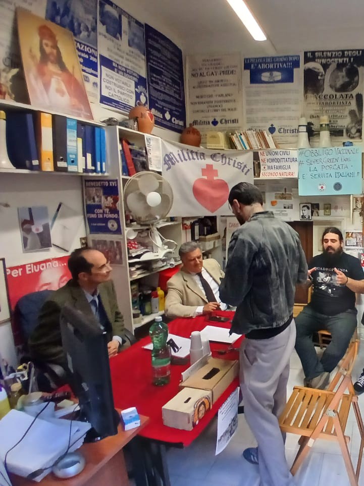 miliziachristi's tweet photo. #21Aprile 
Anche presso la nostra sede, ieri, continue adesioni e FIRME a sostegno della Proposta di Legge Popolare per la #Remigrazione https://t.co/COOdVliQLc