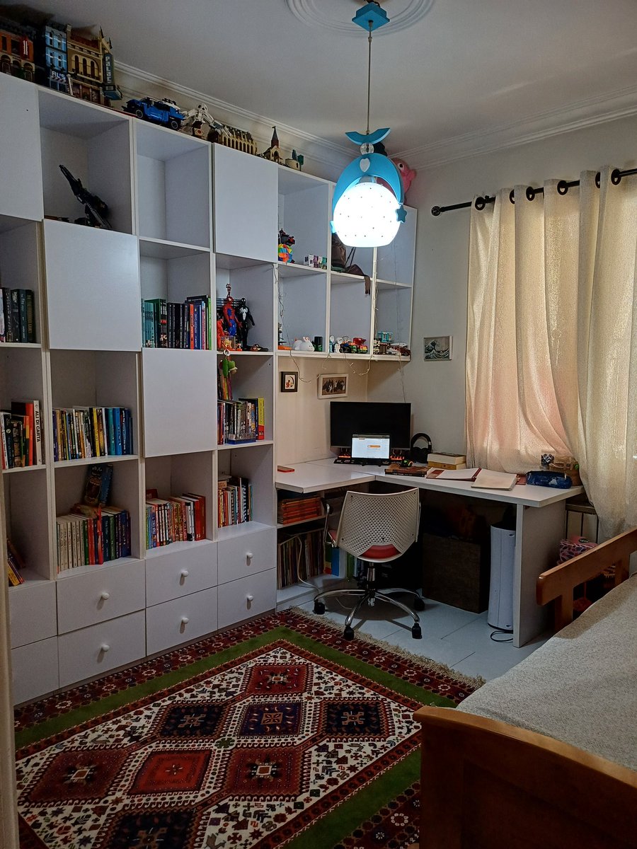 اینترانت حتی برای مدرسه‌ی آنلاین هم جواب نمی‌ده، سال تحصیلی ششم رو تقریبا توی همین اتاق گذرونده، با صدای ممتد: «خانم قطع شدید؟»