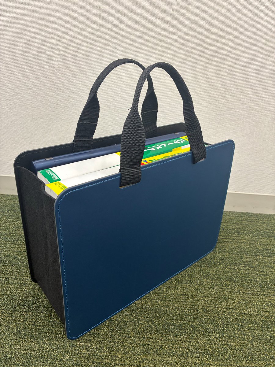 plus_sumasuku's tweet image. ～「中の人」おすすめ商品③～
仕事道具の持ち運びに便利♪
プラスの「モバイルバッグ＋」は、
私たちのオフィスで見ない日はないです！

PCを入れても倒れない安定感があり
場所を取らず、シャキッと自立してくれるのが助かります💼
マチ幅の狭いスリムタイプも！
＃PLUS　＃スマートスクール