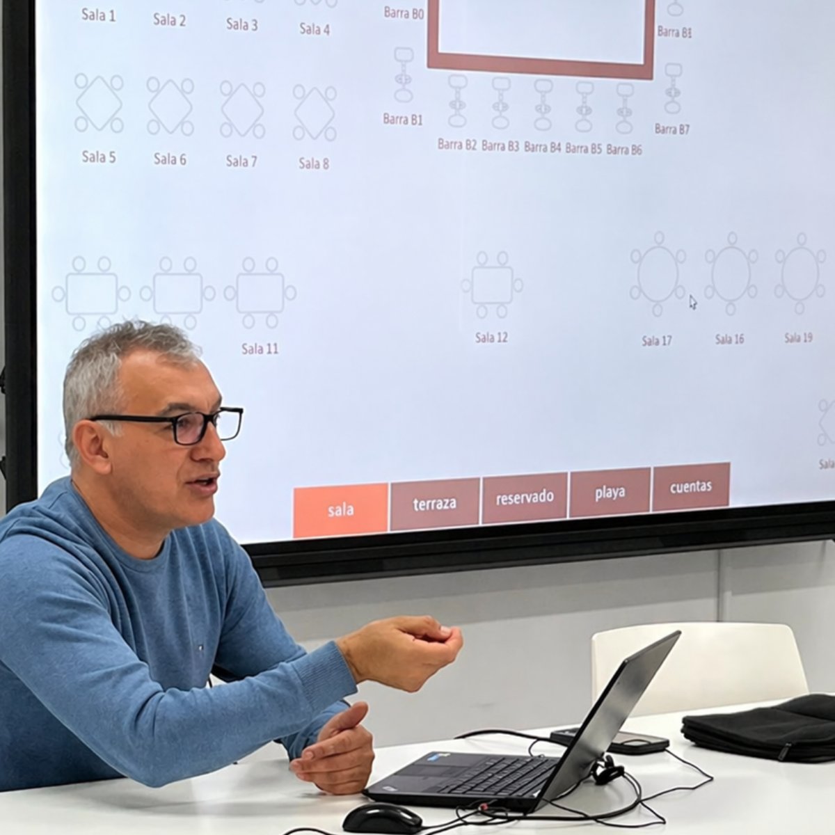 softwarecuiner's tweet photo. Esta semana estuvimos en el @cifpjuniper junto al alumnado del #IESAlcúdia, trabajando en una sesión práctica con nuestras soluciones 💻
El centro utiliza Cuiner durante todo el curso 🔄
Porque la digitalización en hostelería no se aprende en teoría, se aprende trabajando🚀 https://t.co/xsiTmFdbKX