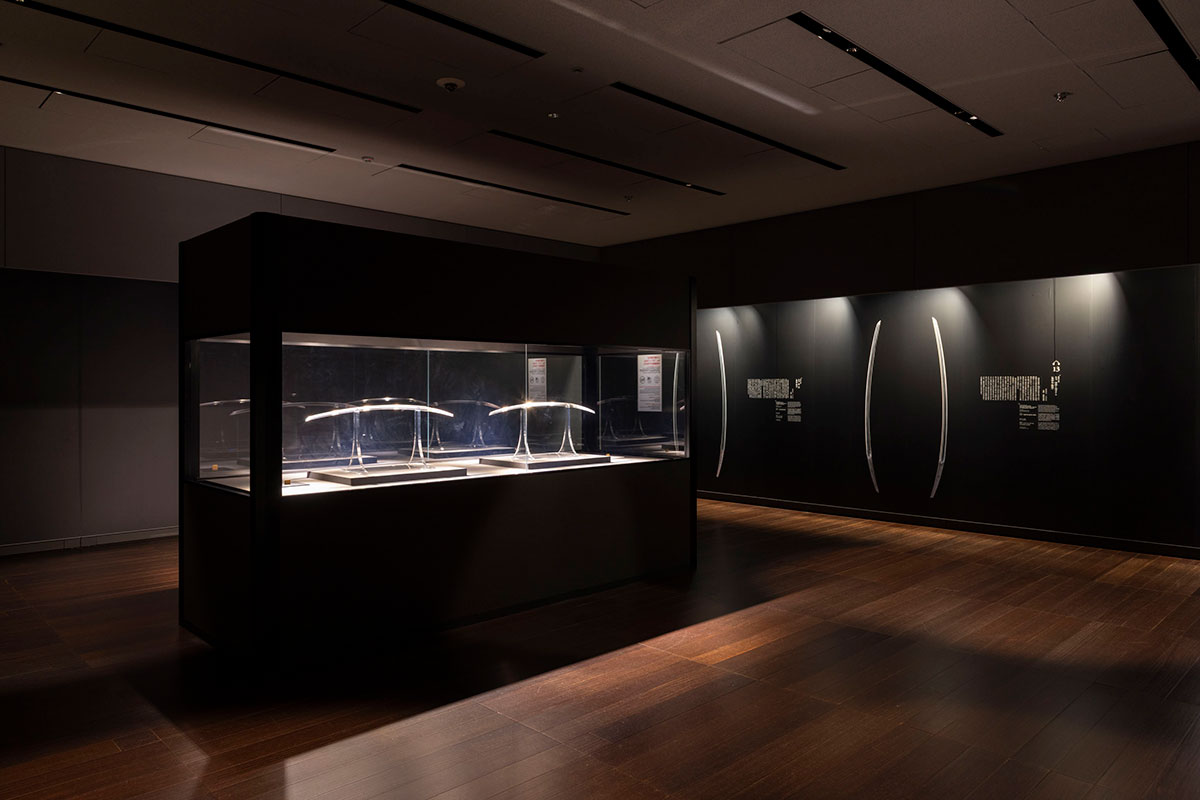 ／
源氏の重宝
兄弟刀揃い踏み
＼
京博では2018年秋の特別展「京のかたな」以来8年ぶりに、「兄弟刀」として親しまれる「髭切」（北野天満宮蔵）と「膝丸」（大覚寺蔵）の2振を同じケースで展示しています。前回は約2週間の展示でしたが、#北野天神展 では通期展示。そして写真撮影可能です…！