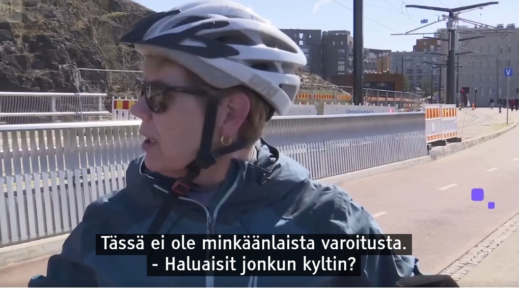 PanuLaaksonen's tweet image. Kuvassa on yksi henkilö, joka YLE:n haastattelussa kertoi Kruunuvuorensillan liikuntasaumojen "monttujen" voivan olla vaarallisia.

Tämä muistutuksena siitä, että pyöräilijät sillalla ovat ihan tavallisia kaupunkilaisia, joiden ominaisuudet ja kyvykkyydet vaihtelevat.