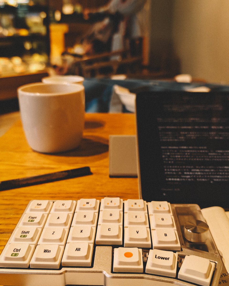 nnammg's tweet photo. Cornix LPのキーマップも落ち着いてきたので初めて外出のお供に。iPad miniで使ってみるとめちゃくちゃ良い！

iPadOSとKarabinerを入れてるmacOSでは細かい挙動が異なるので慣れが必要ですが、自分好みにリマップしていますから、全体の体験としてはとても良いですね。 https://t.co/UdYUKS2C2m