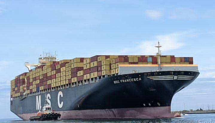 skmtimesnews's tweet image. JUST IN:🚨💥Tense moments in the Hormuz Strait: #Iran opens fire on 2–3 vessels trying to exit, with the MSC Francesca among those attacked. 🚢💥 Prayers for safety and for de-escalation. #IranNews #Hormuz #MaritimeSecurity #GlobalShipping #BreakingNews