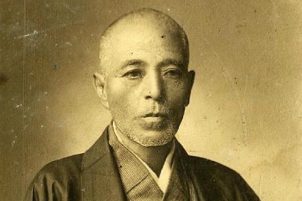 aizu_story's tweet photo. 【過去にしがみつくな。生き方は“更新”できる】⚔️

新選組三番隊組長
『斎藤一』

幕末、最強クラスの剣士
でも彼は——“武士の終わり”を受け入れた

戊辰戦争
旧幕府は敗北
時代は完全に変わった

ここで多くは、過去と共に消えた

でも彼は違う

名前を変える
「斎藤一」→“藤田五郎”

プライドも、肩書きも、一度捨てる。

そして選んだのは
“警察官として生きる道”

剣を振るう時代じゃない
だから「守り方」を変えた

変わったのは時代
でも変えなかったのは、“本質”

会津にも彼を想う場所が残る
どこにいるかじゃない
どう生きたかが、記憶になる

環境が変わったとき
あなたはどうする？

過去にこだわるか
それとも——“生き方を更新する”か

今の自分を捨てる勇気、あるか
『変わることは、負けじゃない』

※写真出典：Wikimedia Commons