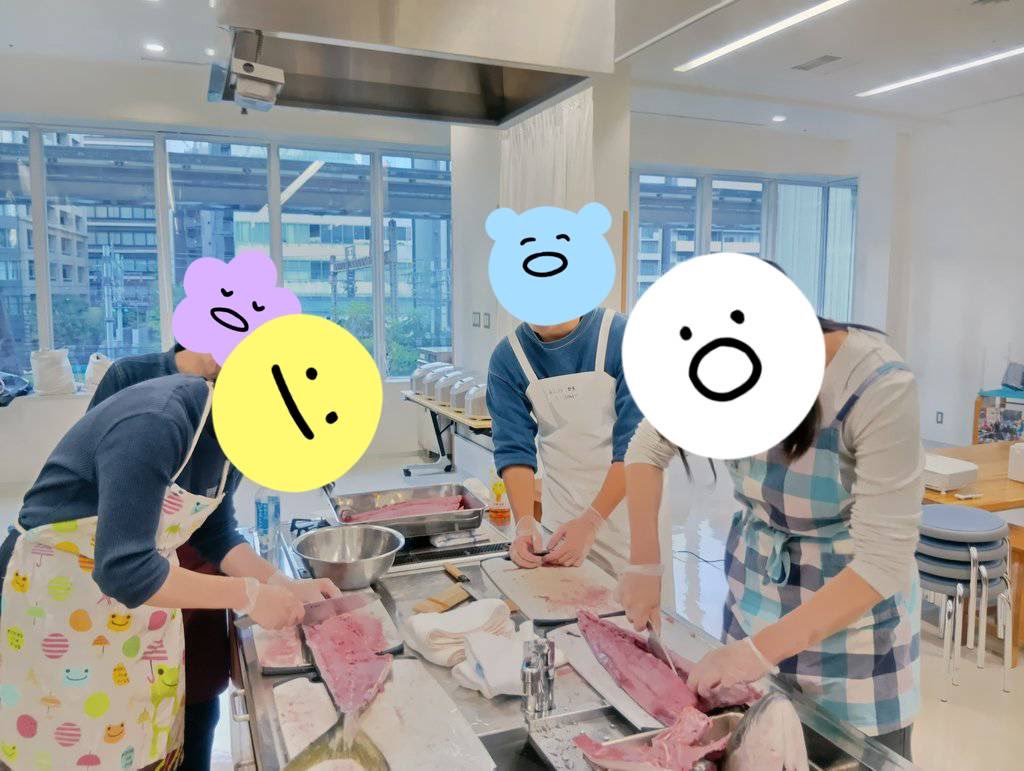 tumsatcooking's tweet photo. ⭐️ 春ぶり1本丸ごと調理企画 🐟️
三重県尾鷲市の春ぶりを使用🌊　各部位をフル活用し、ロスを最小限にする知恵を体験しました！
また、地元関係者様等にお越しいただき、地元の漁業の特色などを教えていただきました〜
新入生だけでなく上級生にとっても学びのある機会でした✨
@mie_terrace https://t.co/q9eDqflHr7