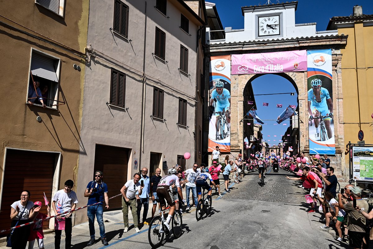 giroditalia's tweet photo. 🇬🇧 An Ever-Open Wound: 9 Years Without Michele Scarponi https://t.co/gCSGRyDvjM

🇮🇹 Una ferita sempre aperta: 9 anni fa se ne andava Michele Scarponi https://t.co/xWN7eDsU2L

🇫🇷 Une peine infinie : Michele est mort il y a 9 ans https://t.co/EgXrkzcO7D

🇪🇸 Una herida que sigue abierta: nueve años sin Michele Scarponi https://t.co/FMkV1RlDNl