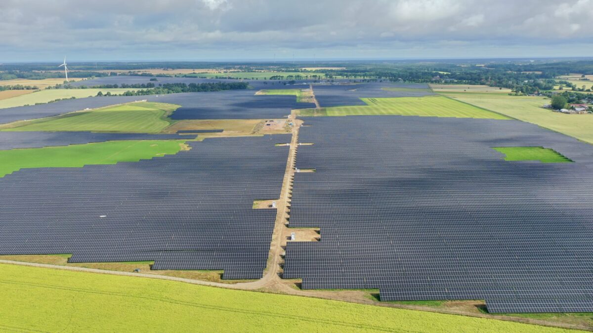 pvmagazine's tweet image. First PV plant operating in Poland’s balancing market: The 204 MW Zwartowo solar power plant is the first large-scale solar project authorized to provide balancing services in Poland. dlvr.it/TS93nV #Photovoltaics #EnergyStorage #RenewableEnergy