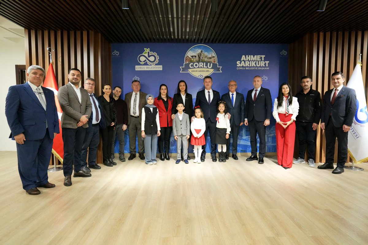asarikurt's tweet photo. 🇹🇷❤️23 Nisan geleneği olarak başkanlık koltuğumu, geleceğimizin umudu çocuklarımıza devrettim.

Belediye başkanlığı makamında ağırladığımız Çorlu Gazi İlkokulu öğrencilerimiz Ebrar Nisa İlgün, Ilım Azra Akın ve Umut Kaplan ile bir araya gelerek kentimizde çocuklar için hayata geçirilebilecek projeler üzerine keyifli bir sohbet gerçekleştirdik. 

Sizlerin enerjisi ve hayalleriyle geleceğe daha büyük bir umutla bakıyoruz çocuklar. Hepinizin gözlerinden öpüyorum.

23 Nisan Ulusal Egemenlik ve Çocuk Bayramımız kutlu olsun. 🇹🇷🫶🏻