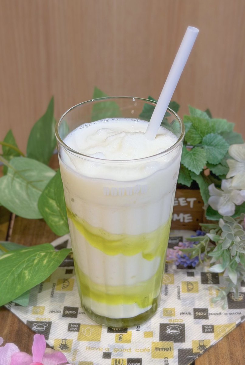 【気温が上がったらドトールでヨーグルンっしょ！】

毎年人気のフローズンドリンクが明日4/23(木)から販売開始‼️

「マスカットヨーグルン〜長野県産シャインマスカット〜」
ヨーグルト風味のフローズンにアロエ葉肉入りマスカットソースの爽やかさが👏✨

#ドト活 #ヨーグルン #フローズン #カフェ