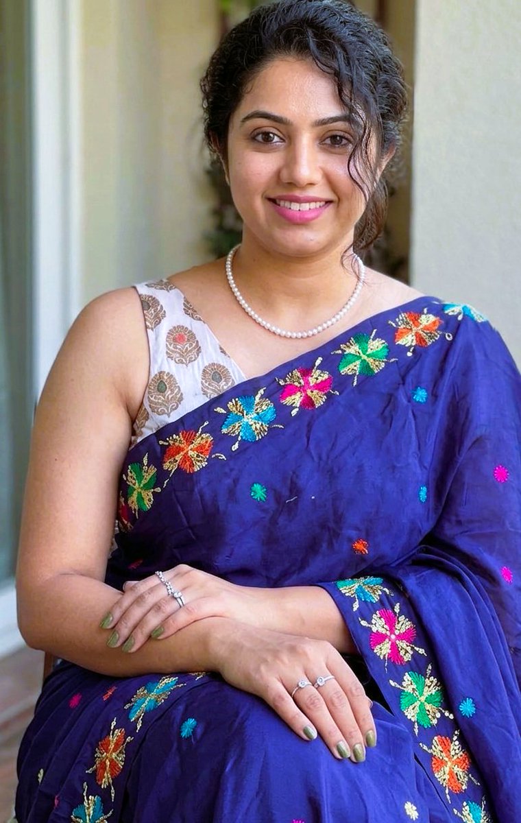 joziyarezi123's tweet image. Hi Good Afternoon,❣️
Classic blue, timeless grace. There’s just something about a saree that hits different. 💙
Rate this saree look from 1–10! I think the navy and pearls might be my new favorite combo..

Model part #ReMya #sareelover #trending #shoot.