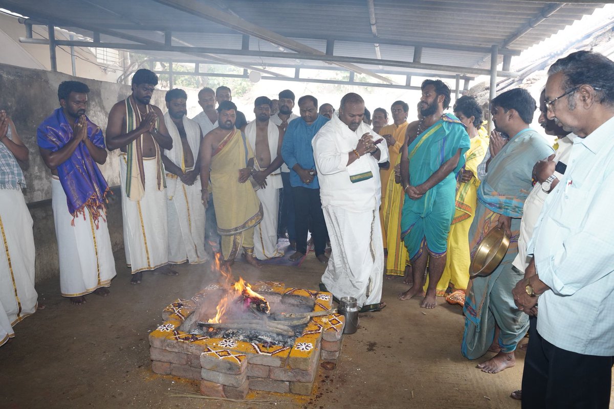 vijaysundarapu's tweet image. ఉప ముఖ్యమంత్రి జనసేన అధ్యక్షులు శ్రీ పవన్ కళ్యాణ్ గారు వైద్యుల సలహా మేరకు చికిత్స పొందిన నేపథ్యంలో త్వరగా సంపూర్ణ ఆరోగ్యంతో కోలుకోవాలని వేదపాఠశాలలో హోమం చేసిన యలమంచిలి నియోజకవర్గ ఎమ్మెల్యే శ్రీ సుందరపు విజయ్ కుమార్.
@JanaSenaParty 
#sundarapuvijaykumar #Janasena #Pawankalyan