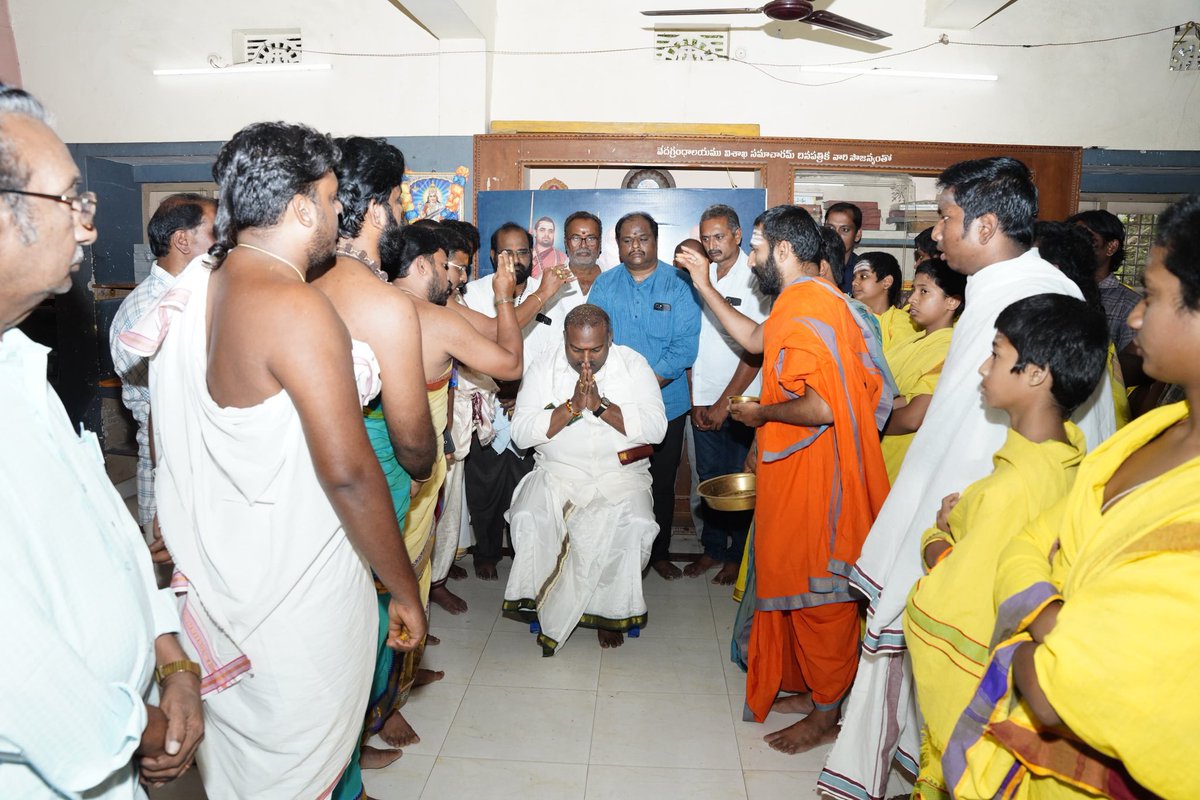 vijaysundarapu's tweet image. ఉప ముఖ్యమంత్రి జనసేన అధ్యక్షులు శ్రీ పవన్ కళ్యాణ్ గారు వైద్యుల సలహా మేరకు చికిత్స పొందిన నేపథ్యంలో త్వరగా సంపూర్ణ ఆరోగ్యంతో కోలుకోవాలని వేదపాఠశాలలో హోమం చేసిన యలమంచిలి నియోజకవర్గ ఎమ్మెల్యే శ్రీ సుందరపు విజయ్ కుమార్.
@JanaSenaParty 
#sundarapuvijaykumar #Janasena #Pawankalyan