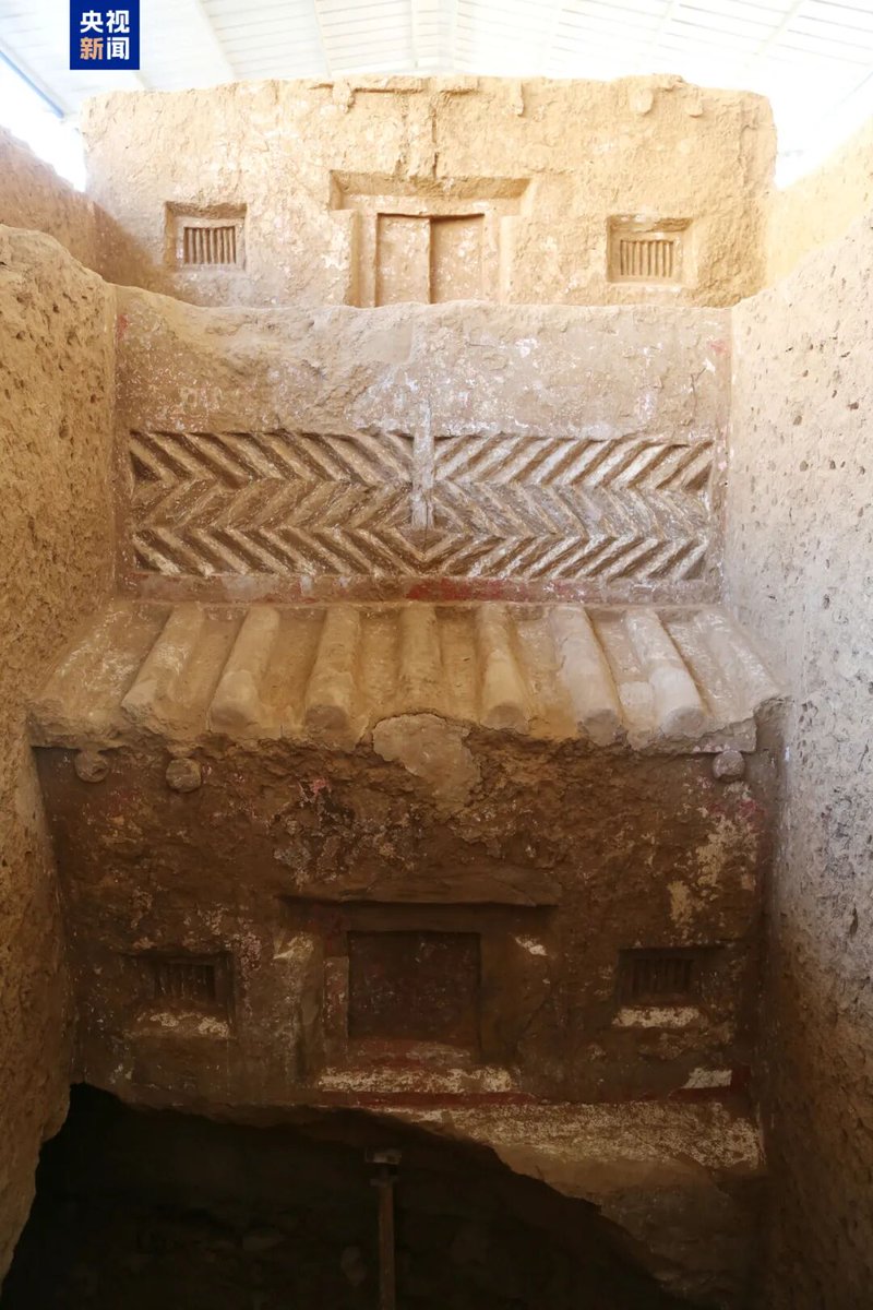 FreshChangan's tweet image. Chinese archaeologists have unearthed a large 4th-century royal tomb in #Shaanxi, believed to date back to the Sixteen Kingdoms period. Though looted, its structure remains intact. Among just 17 #relics found, a rare tea-dust glazed porcelain vessel stands out. #Archaeology