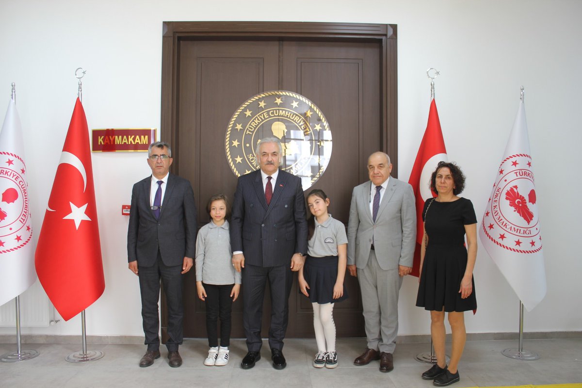 SokeKaymakam's tweet photo. 23 Nisan Ulusal Egemenlik ve Çocuk Bayramı münasebetiyle,
 
Ali Rıza Efendi İlkokulu öğrencilerinden Sergen KARINCA ve Ekin YÖRÜK Kaymakamımız Sayın @_AliAkca_ ’ya ziyarette bulundular.
 
Sayın Kaymakamımız öğrencimiz Sergen KARINCA’ya Makamını emanet ettiler. https://t.co/HMaopCreNc
