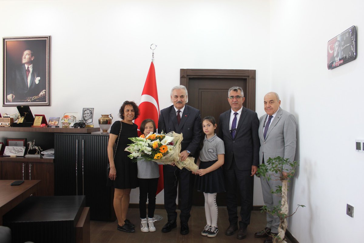 SokeKaymakam's tweet photo. 23 Nisan Ulusal Egemenlik ve Çocuk Bayramı münasebetiyle,
 
Ali Rıza Efendi İlkokulu öğrencilerinden Sergen KARINCA ve Ekin YÖRÜK Kaymakamımız Sayın @_AliAkca_ ’ya ziyarette bulundular.
 
Sayın Kaymakamımız öğrencimiz Sergen KARINCA’ya Makamını emanet ettiler. https://t.co/HMaopCreNc