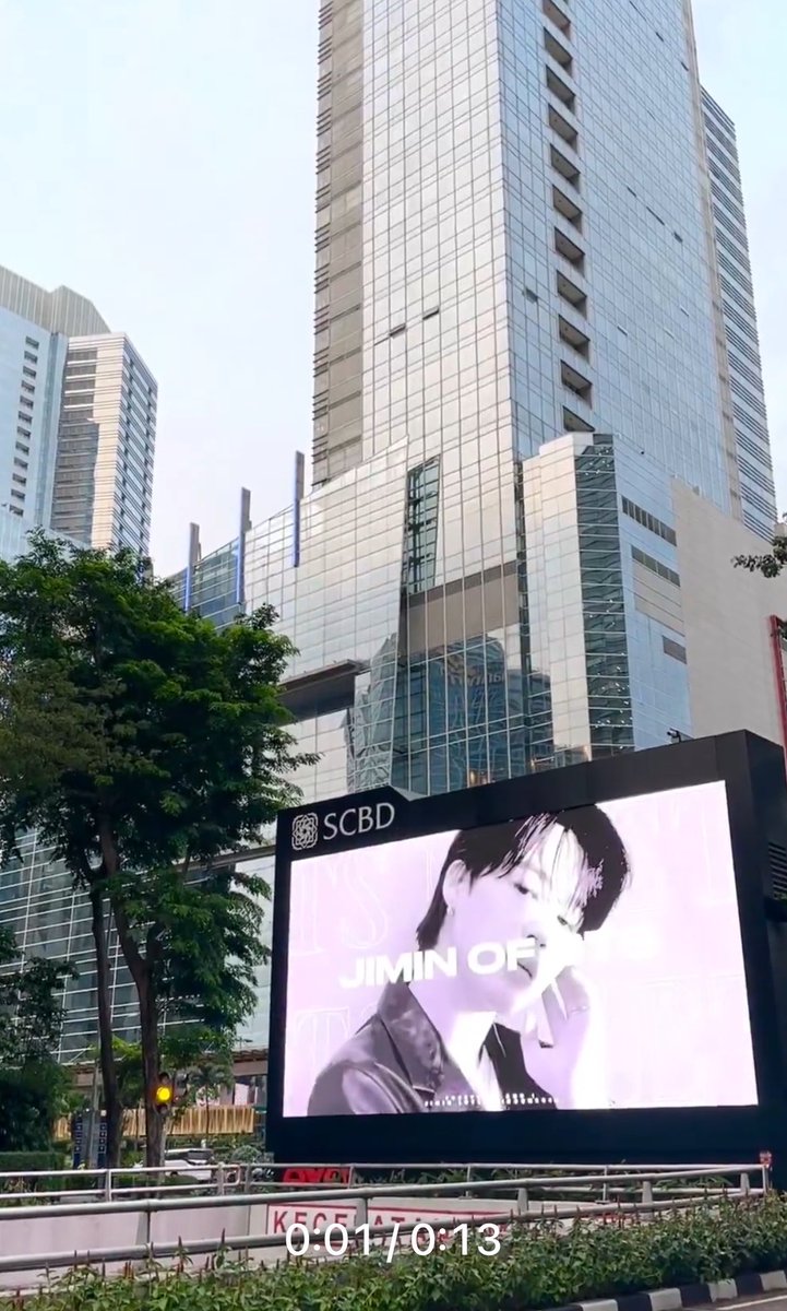 Min,,, 
Bias gue ikutan keseret2 nih, sampe ada yg fitnah kl duitnya mau dicuri buat project jm lho. Anjir. 
Fyi aja nih, bias jm gak sebokek itu buat bikin project jm doang. Kita berkali2 bikin big project, semua didanai pribadi. 
📍Bundaran HI 
📍SCBD 
📍Gandaria City