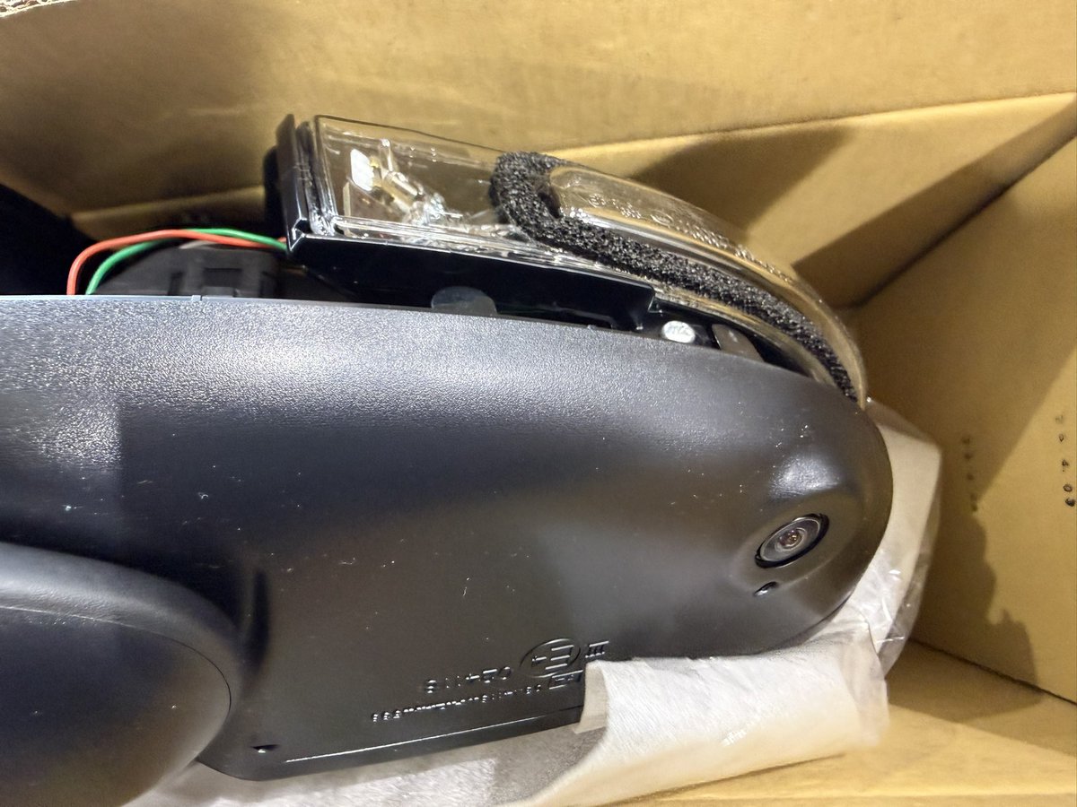 ぷるるる

客　すみませーん、ドアミラーぶつけて割っちゃって修理お願いします

僕　はい！車種は何ですか？

客　日産のデイズです！もうもげてるので新品入ってきたら電話ください

僕　はい

僕　デイズのミラー注文してください

部品屋　はいよっ！うわっコレめっちゃくちゃ高いよ？

僕