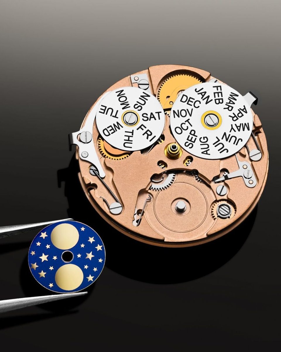 abtsaat's tweet image. Favre Leuba 1737 Üçlü Takvim Modeli Ön Satışa Açıldı!🎉🌃

Favre Leuba, klasik komplikasyonların mirasını onurlandıran 1737 Üçlü Takvim modelini tanıttı. 1950'lerde ürettiği üçlü takvim ve ay fazı saatlerinden ilham alıyor🌙

#abt #abtsaat #favreleuba