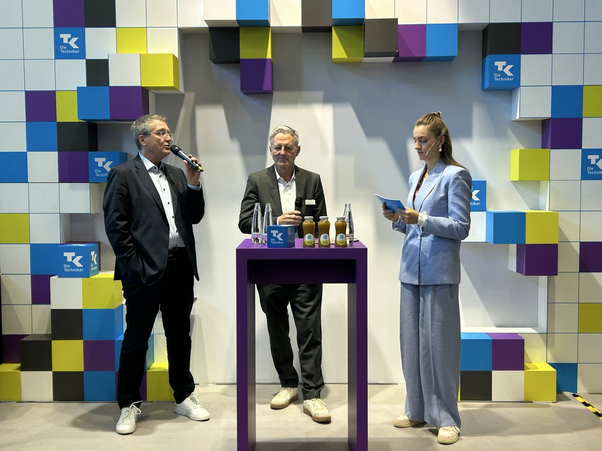 TK_Presse's tweet image. Thomas Ballast, stellv. Vorstandsvorsitzender der TK und @M_Meierhofer sind sich einig über das große Potential der #ePA. Was es noch braucht? Mehr Nutzerfreundlichkeit und eine breitere Nutzung in der täglichen Versorgung, so Ballast. #DMEA26