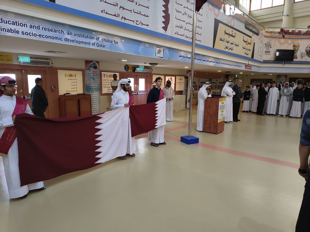 wakra_boys's tweet photo. الوكرة الثانوية للبنين، وهي تستأنف هذه الفعالية الهامة، تؤكد أنها ستبقى دائماً صرحاً تعليمياً يخرج أجيالاً تضع قطر في حدقات العيون، وتؤمن بأن العمل والاجتهاد هما السبيل الأسمى لرد الجميل لهذا الوطن المعطاء.
"بالعلم نبني قطر.. عاشت قطر حرة أبية " https://t.co/xaVp1rMxwx