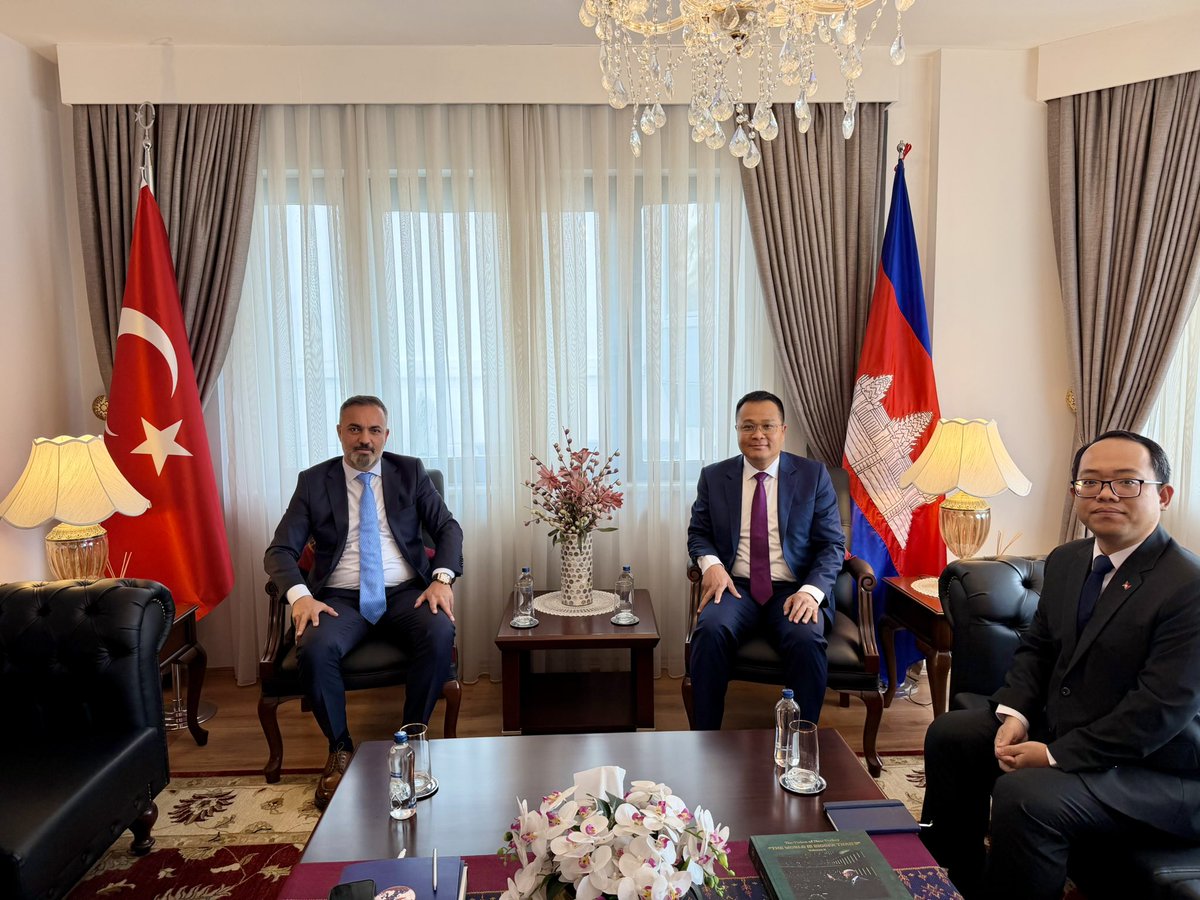 ulusder's tweet photo. 📍Ankara 

ULUSDER – Uluslararası Yatırım ve İş Dünyası Derneği Başkanı Özcan POLAT, Kamboçya Büyükelçisi Sok Chea ve Ticari Ataşe KEO Buntheng’i makamlarında ziyaret etti.

Yapılan görüşmede, Kamboçya ile Türkiye arasındaki ekonomik ilişkilerin geliştirilmesi, yeni ticaret kanallarının oluşturulması ve yatırım alanlarının genişletilmesine yönelik değerlendirmelerde bulunuldu.

Kamboçya’nın yatırımcı dostu yapısı kapsamında öne çıkan iş birliği alanları:

🔹 İnşaat ve inşaat malzemeleri
🔹 Elektrik
🔹 Turizm ve sağlık
🔹 Tarım makineleri ve tekstil

Yatırım süreçlerinde sağlanan kolaylıklar, kamu kurumlarının destekleyici yaklaşımı ve ticari organizasyonların sunduğu imkânlar ele alındı. Ayrıca İstanbul’da açılması planlanan Kamboçya Ticaret Merkezi’nin, iki ülke arasındaki ticari etkileşimi artıracağı ifade edildi.

ULUSDER olarak, üyelerimizin küresel pazarlarda daha etkin rol alması adına çalışmalarımızı kararlılıkla sürdürüyoruz.

Nazik ev sahipliği için Sayın Sok Chea ve Sayın KEO Buntheng’e teşekkür ederiz.

#ULUSDER #Kamboçya #UluslararasıİşBirliği #ÖzcanPolat #Yatırım