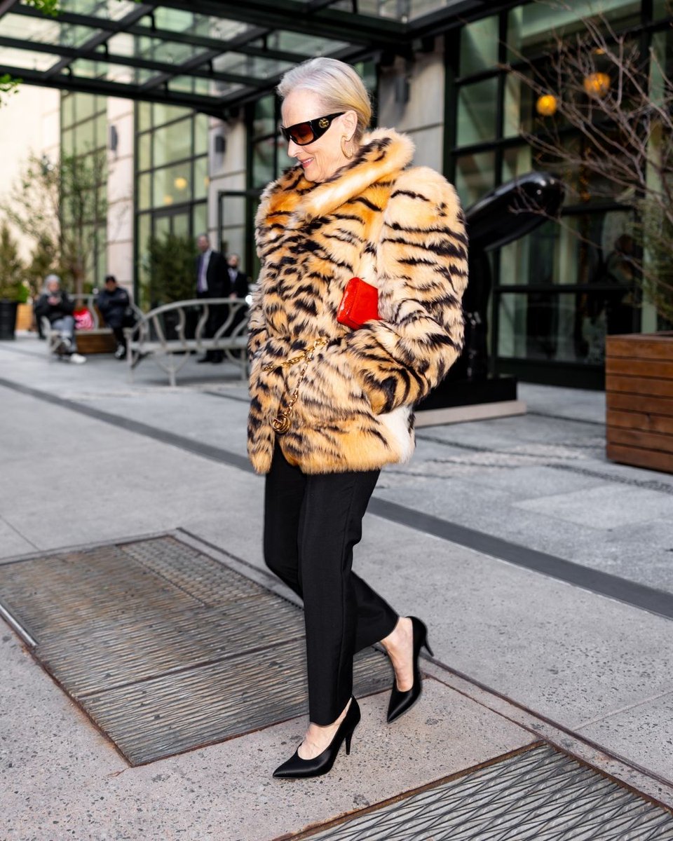 vogueturkiye's tweet image. #MerylStreep, New York’ta The Devil Wears Prada 2 galasına katılmadan önce görüntülendi. #Gucci “La Famiglia” koleksiyonundan 22 numaralı görünümü tercih eden Streep, hayvan desenli kürküyle tüm dikkatleri üzerine çekti. 

Fotoğraf: Getty Images