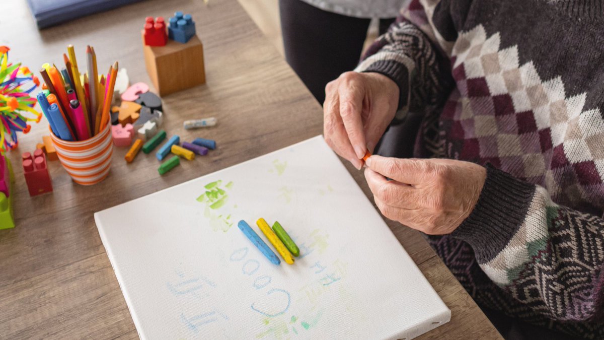 AlzheimerCeafa's tweet image. 🧠Tras años de sequía terapéutica, los nuevos fármacos para el #Alzheimer retrasan la evolución de la enfermedad durante meses.

Rechazar su financiación es frenar la innovación terapéutica para un colectivo que se ha visto privado de ella.

📄Comunicado➡️ceafa.es/es/que-comunic…