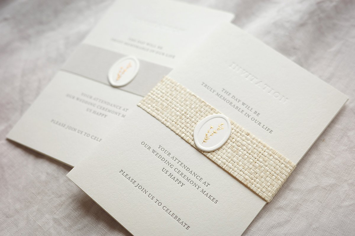 あっという間に週半ば。

2026年の和香の新商品「ローズマリー」、ホームページにアップしました。
wakocards.co.jp

招待状と席次表に使われる帯の素材が２種類あります。
・ Straw（ストロー）
・ Velvet（ベルベット）
ブライダルのメニューからご確認くださいね❤️