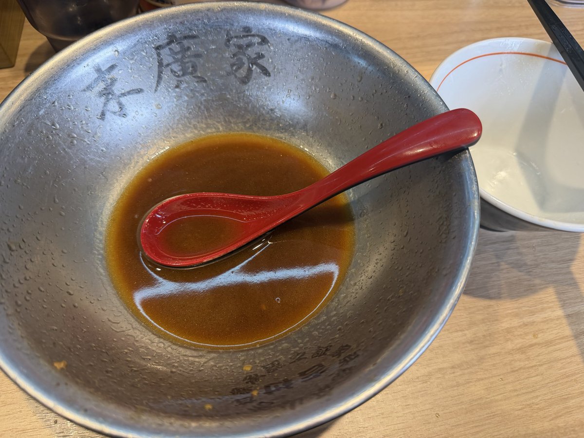 横浜方面で仕事があり久しぶりの末廣家<a href="/2525_2929/">末廣家　総本山吉村家直系王道の味継承店</a> さん。

いつ食べてもブレが少なく安定した一杯。
鶏油とチャーシューの完成度は右に出る店はないと個人的に思う。
フレッシュかつクリアで旨みが凝縮されたスープこれぞ直系店。

食べてて本当に幸せを感じた。ご馳走様でした！！