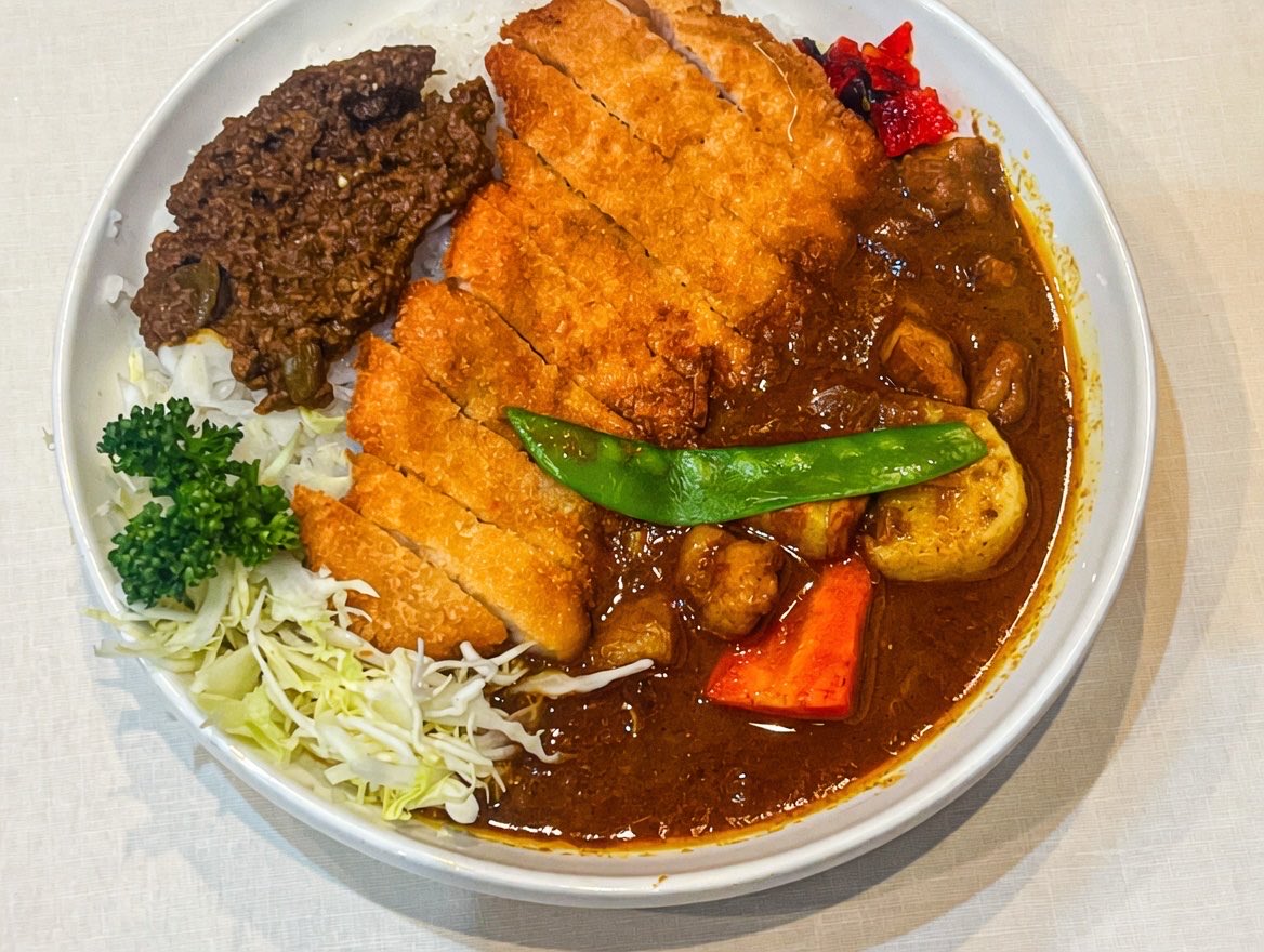 あらためて！
やっぱり凄いな。

本日初日 カツカレー★オールスターズ2 に出店
『リッチなカレーの店 アサノ』のカツカレー！

今年創業40年。
40年前に編み出されたレシピとは思えない完成度。
出汁カレーであり、欧風カレーであり、スパイスカレーでもある。