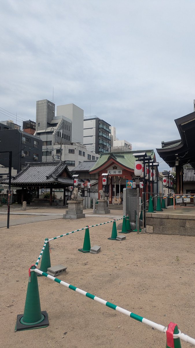 CONNECTnamba's tweet photo. こんばんは！本日は利用者さん皆さんでウォーキングへ。場所は大国神社へ行ってきました！すると大きな銅像が…難の銅像かはまだ調べてみたいと思います！ https://t.co/AbSYTN5aoO