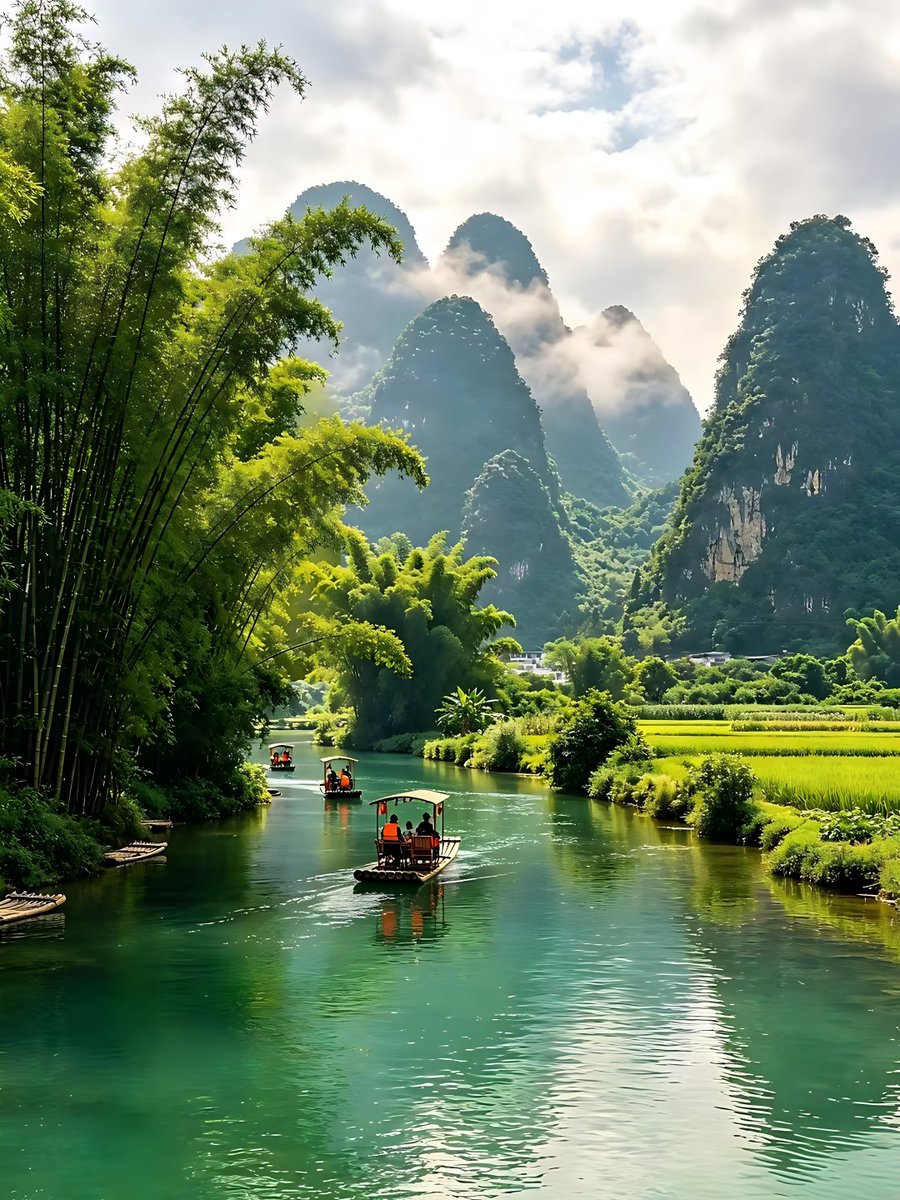 gxoings's tweet photo. Guilin's landscapes are unparalleled in the world. The Li River flows with emerald waves resembling silk ribbons, while its majestic peaks are reflected in the water. Sailing along these waters feels like stepping into a painting, fully showcasing the beauty of nature. #China https://t.co/NQKPeGvP2K