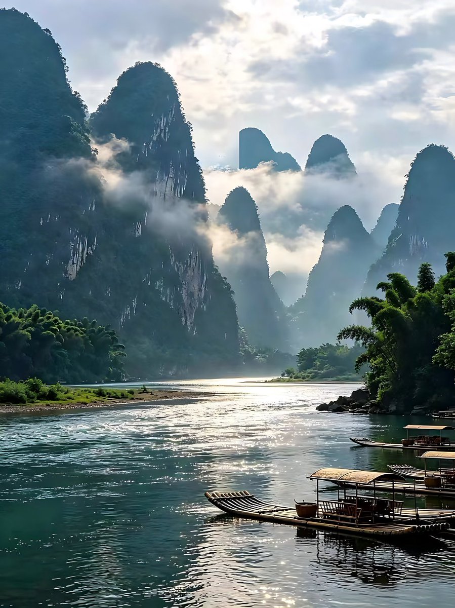 gxoings's tweet photo. Guilin's landscapes are unparalleled in the world. The Li River flows with emerald waves resembling silk ribbons, while its majestic peaks are reflected in the water. Sailing along these waters feels like stepping into a painting, fully showcasing the beauty of nature. #China https://t.co/NQKPeGvP2K