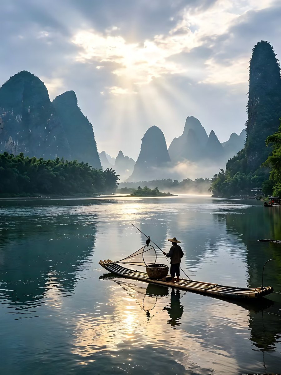 gxoings's tweet photo. Guilin's landscapes are unparalleled in the world. The Li River flows with emerald waves resembling silk ribbons, while its majestic peaks are reflected in the water. Sailing along these waters feels like stepping into a painting, fully showcasing the beauty of nature. #China https://t.co/NQKPeGvP2K