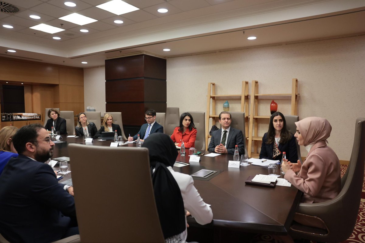 MahinurOzdemir's tweet photo. ABD Ticaret Odası Amerikan Şirketler Derneği (AmCham Türkiye) temsilcileriyle bir araya gelerek verimli bir görüşme gerçekleştirdik.

Teknoloji şirketlerinin çevrim içi platformlara yönelik yaklaşımlarını ve ilgili platformlara ilişkin gelecek beklentilerini değerlendirdik.

Aile yapımızı ve toplumumuzu güçlendirecek yenilikçi hizmetleri hayata geçirmek amacıyla sahaya kulak vermeye, diyalog iklimini beslemeye devam edeceğiz.