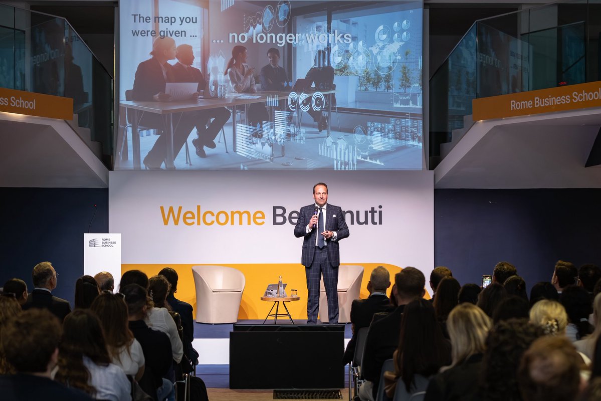 JaimeOzores's tweet image. 🎓🇮🇹 He sido Guest Speaker en la #welcomeweek de @RomeBusinessSch hablando del mercado laboral real: global, competitivo y transformado por la IA y las nuevas generaciones. ⭐️No es injusto, es distinto. Y entenderlo marca la diferencia.
#odgers #rbs #whereleadershipmatters