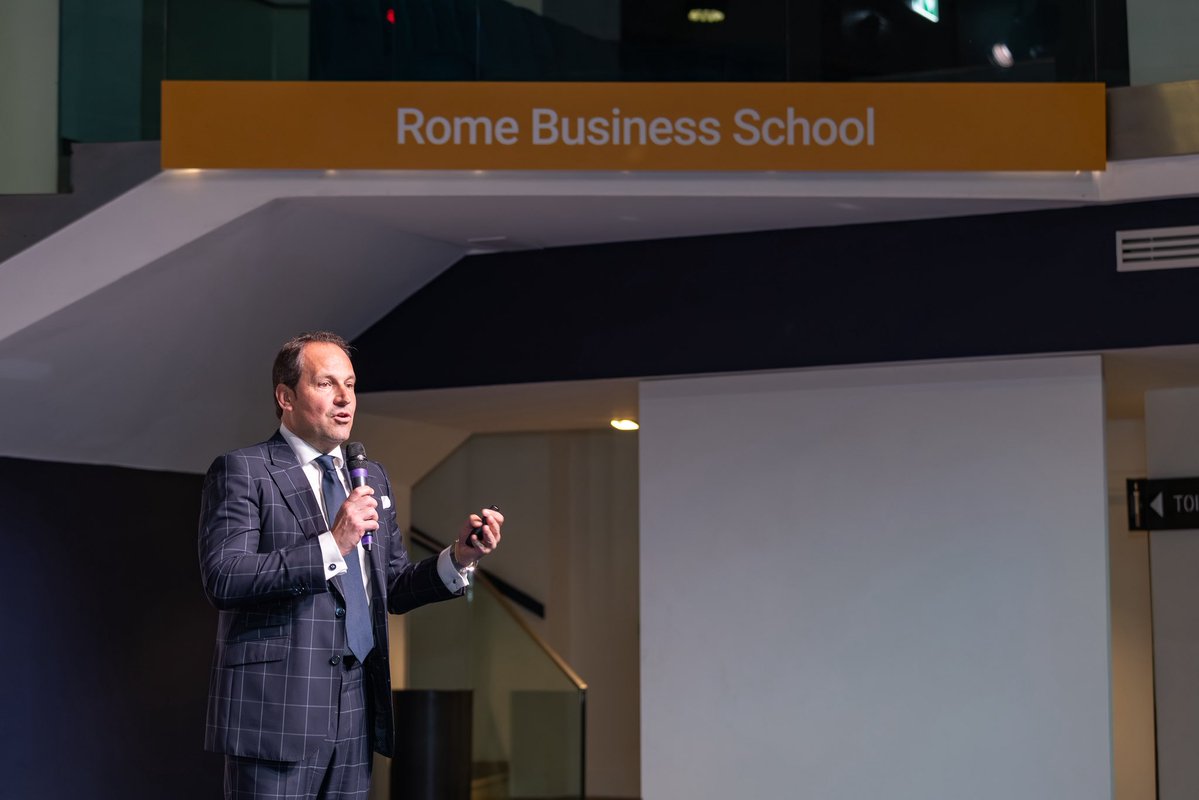 JaimeOzores's tweet image. 🎓🇮🇹 He sido Guest Speaker en la #welcomeweek de @RomeBusinessSch hablando del mercado laboral real: global, competitivo y transformado por la IA y las nuevas generaciones. ⭐️No es injusto, es distinto. Y entenderlo marca la diferencia.
#odgers #rbs #whereleadershipmatters