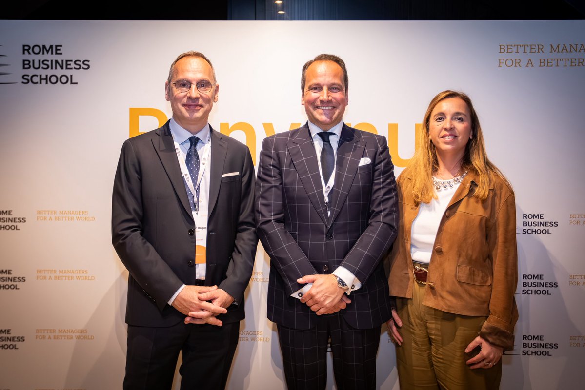 JaimeOzores's tweet image. 🎓🇮🇹 He sido Guest Speaker en la #welcomeweek de @RomeBusinessSch hablando del mercado laboral real: global, competitivo y transformado por la IA y las nuevas generaciones. ⭐️No es injusto, es distinto. Y entenderlo marca la diferencia.
#odgers #rbs #whereleadershipmatters