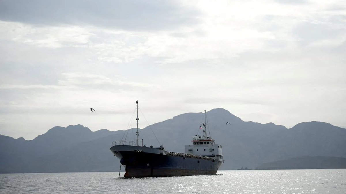 🚨 Un barco de la Guardia Revolucionaria iraní ha atacado a un buque portacontenedores cerca de Omán en plena extensión del alto el fuego.

El ataque se produjo a unos 15 km de la costa, dañando gravemente el puente de mando del barco, aunque no se han reportado heridos entre la