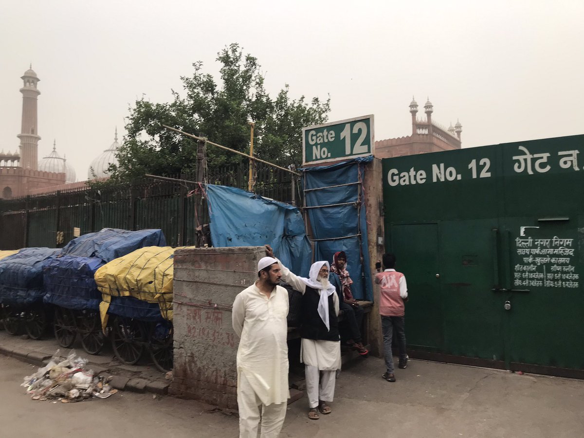 RWA_Federation's tweet photo. @CitySpzone @LtGovDelhi @gupta_rekha @MCD_Delhi @PKhandelwal_MP @CPCB_OFFICIAL @CAQM_Official Gate No. 12, the entire lane footpath still encroached with Khajoor walas. At Mahila Park Urdu Bazar lane also. Kindly take appropriate action. https://t.co/zJ6F9X9ZkK