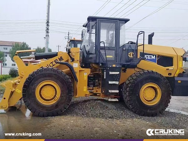 Crukingcn's tweet image. 📢This one handles rough ground pretty well.

SEM 665F wheel loader✨
Big bucket, good grip, no fuss.👍
#sem #wheelloader #loader #machinery