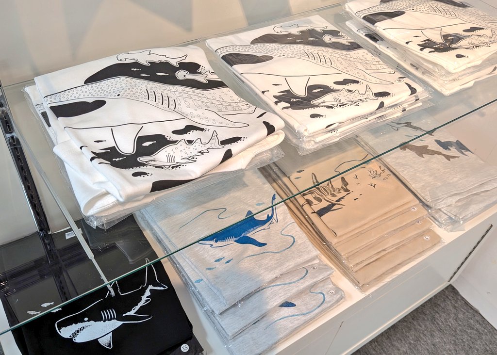 朝からバタバタでした💦本日から1週間4/28火曜日までの期間限定で鹿児島の山形屋1号館5階のSTAGE105での出店✨️開店と同時に当店目掛けてのご来店ありがとうございました！サメ革の財布あります！サメ革の靴あります！サメステッカーあります！サメTシャツあります！鮫好きな皆様、よろシャーク🦈♡