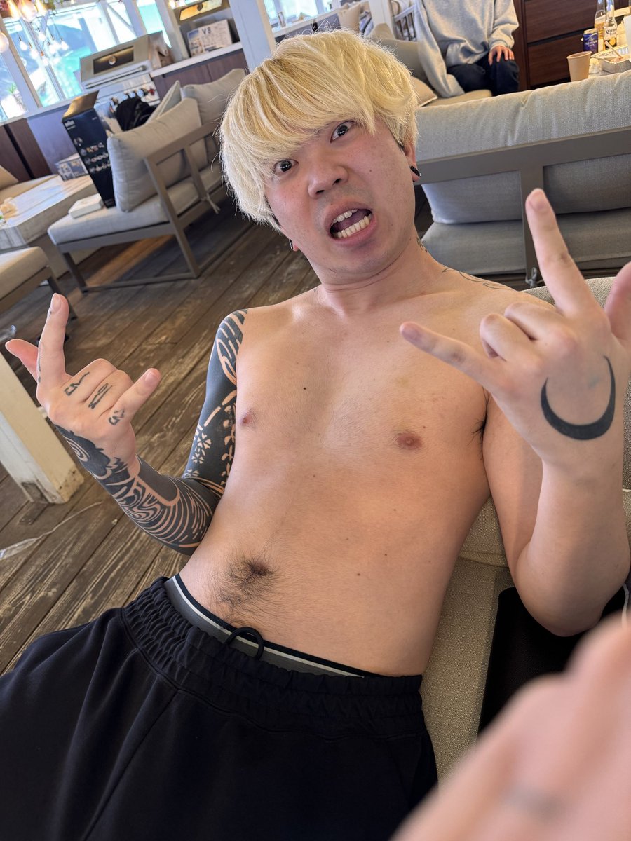 GODさん tweet media