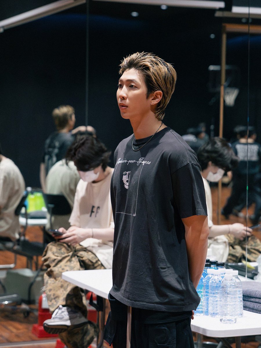 ナムさんの後ろにいる安定のユンギさんが好きすぎる
(猫背が愛おしくてたまらない)