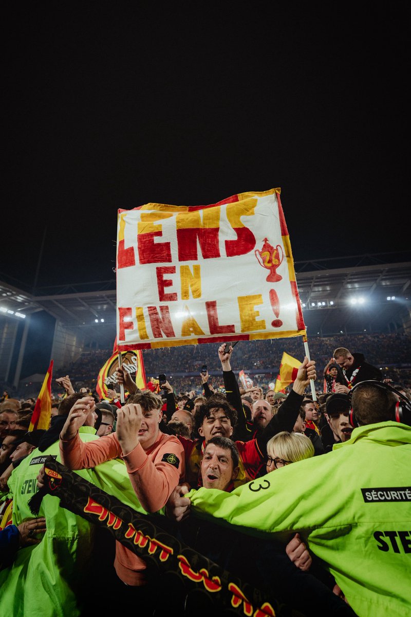 ActuFoot_'s tweet photo. Le football avec un grand F à Lens. 🤩❤️💛

by @antoninvzt_photo 📸 https://t.co/bcUoWEtcyO
